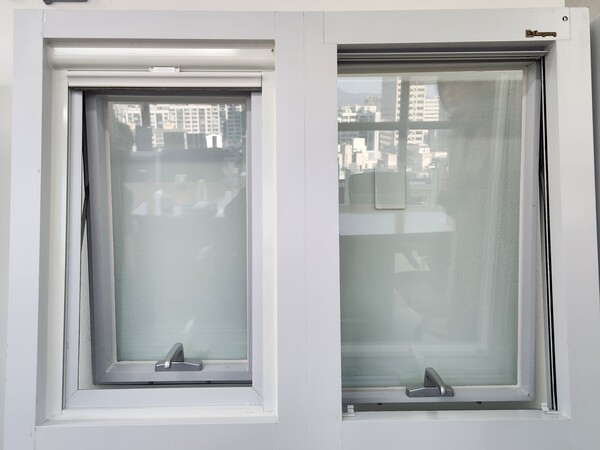 일반적인 커튼월(좌), '히든벤트 커튼월'(우)을 비교해서 보면 그 차이를 알 수 있다. ‘히든벤트 커튼월’은 기존 커튼월 구조 자체를 바꾼 제품이다. 일반적인 커튼월은 고정창과 환기용 벤트창이 분리돼 있고, 이 때문에 프레임이 반복적으로 노출된다. 개폐 면적도 제한적이다. 거광기업의 ‘히든벤트 커튼월’은 벤트창 구조를 커튼월 프레임 내부에 완전히 매립했다. 외부에서 보면 고정창처럼 보이지만, 실제로는 프레임 안에 숨겨진 창호 구조가 실현되었다.