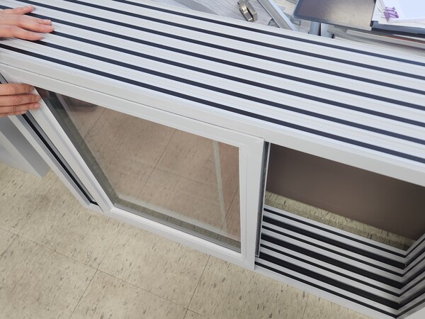 레일의 구조 자체를 없앤 '레일이 없는 미서기 창호'는 창짝이 상·하 프레임에 동시에 물리는 구조로 설계돼, 물리적으로 탈락 자체가 불가능하다. 기존에 레일이 있는 미서기창호가 지니고 있었던 단열·기밀·안전 모든 면에서의 취약점을 제거한 효과가 있다.