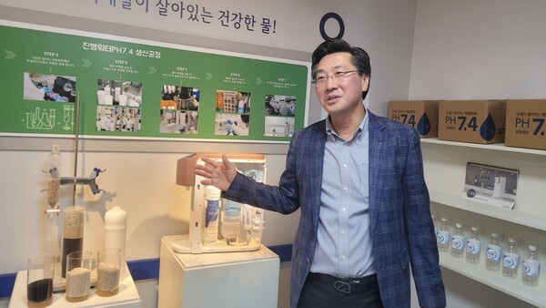 심 대표가 자사 제품에 대해 설명하고 있다. 사진=이혜진 기자